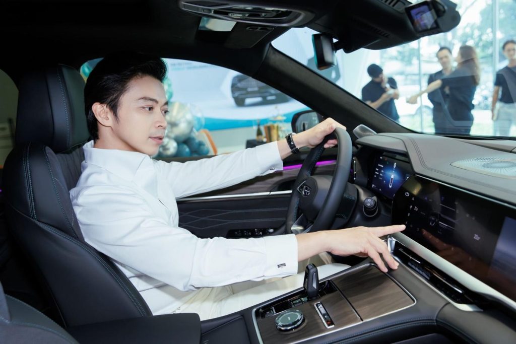Geely Monjaro là SUV cỡ D sở hữu công nghệ Volvo, động cơ 2.0L mạnh mẽ và nội thất cao cấp. Cập nhật giá bán và ưu đãi Geely Monjaro mới nhất tại Việt Nam.